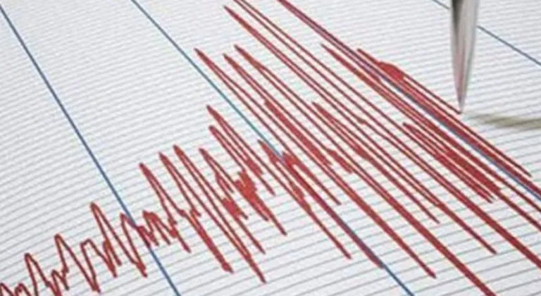 Ege Denizinde 4 dakika arayla 4,5 ve 4.4 büyüklüğünde iki deprem