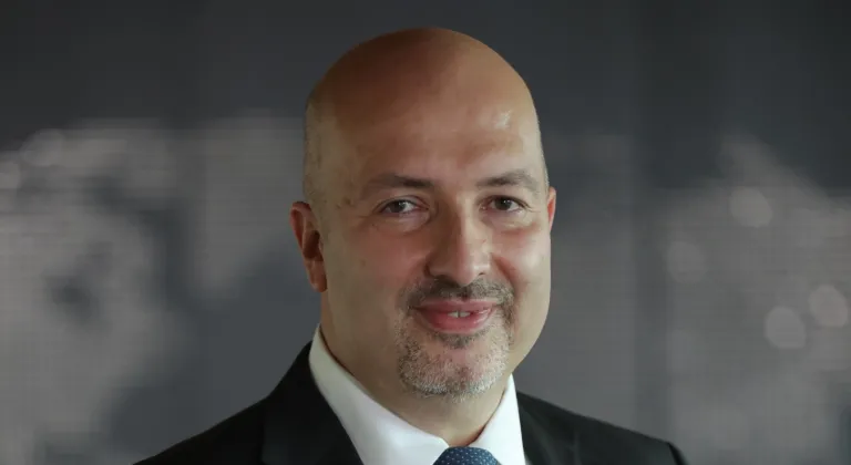 Elektrikli Araç Devrimi Duraklıyor mu? Menzil ve Şarj Krizi Satışları Vuruyor!