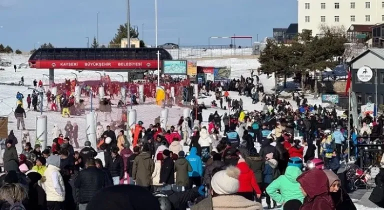 Erciyes Kayak Merkezi, 2025'in İlk Gününde Ziyaretçi Akınına Uğradı!






