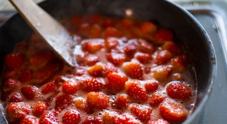 Evde çilek reçeli nasıl yapılır? Kimsenin bilmediği farklı çilek reçeli tarifi