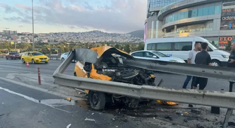 Feci kaza! Taksi, bariyere ok gibi saplandı