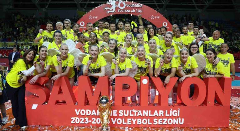 Fenerbahçe Kadın Voleybol Takımı, şampiyonluk kupasını kaldırdı
