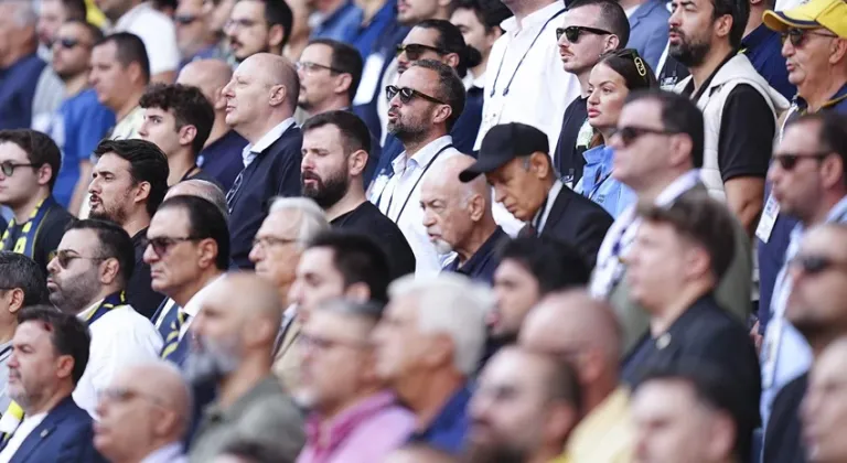 Fenerbahçe tribünlerinden şaşırtan tezahürat
