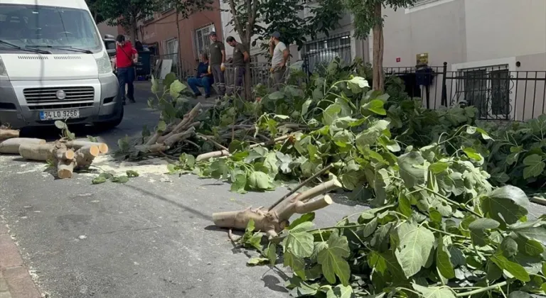 Fırtına İstanbul'u yerle bir etti! Yaralılar var