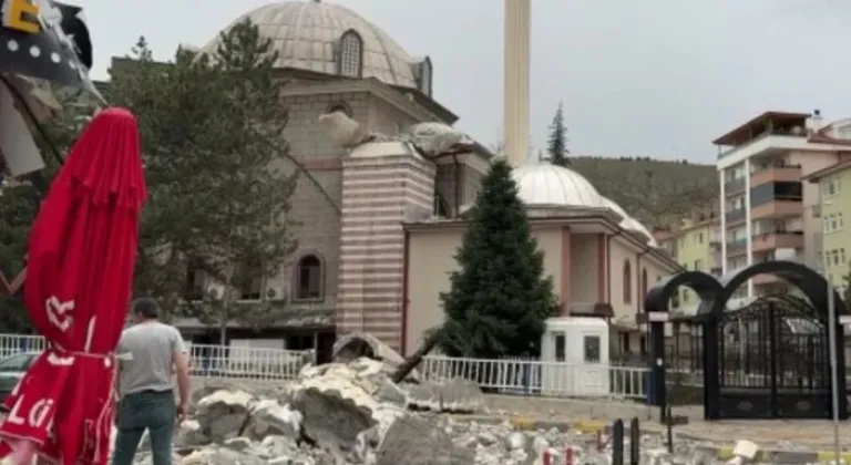 Fırtınada bir minaresi devrilen caminin diğer minaresi kontrollü olarak yıkılıyor
