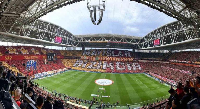 Galatasaray taraftarından derbi için koreografi
