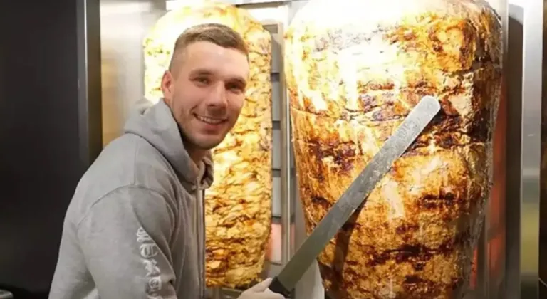 Galatasaray’ın eski futbolcusu Podolski, Berlin’de yeni bir döner dükkanı açtı
