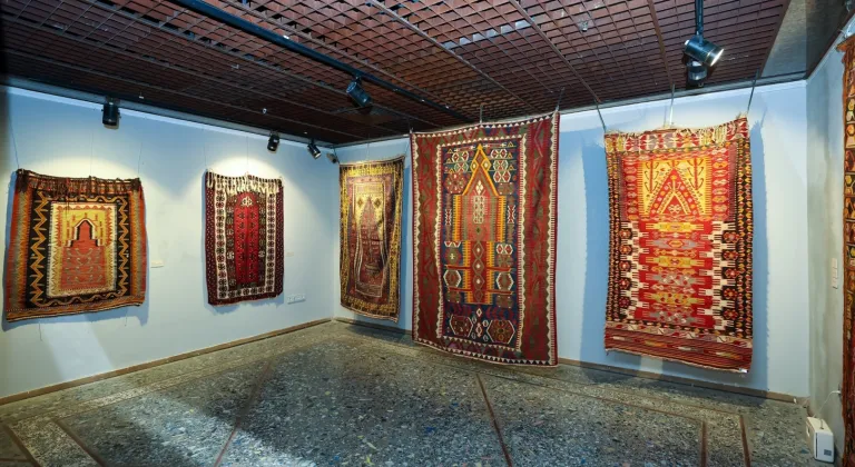 Gaziantep'te 'Anadolu Seccadeleri' Sergisi Ziyarete Açıldı: Kilimlerin Bin Yıllık Hikayesi!