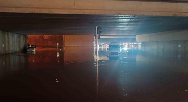 Gaziantep’te sağanak yağış hayatı felç etti