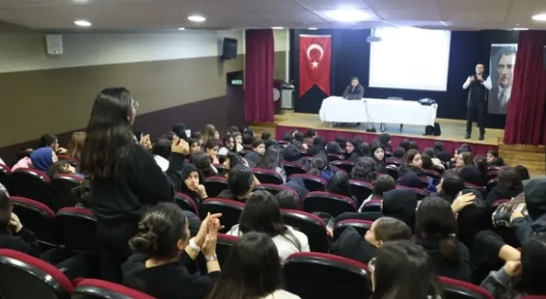 Gençler, Doğal Afetlere Karşı Bilinçlendiriliyor






