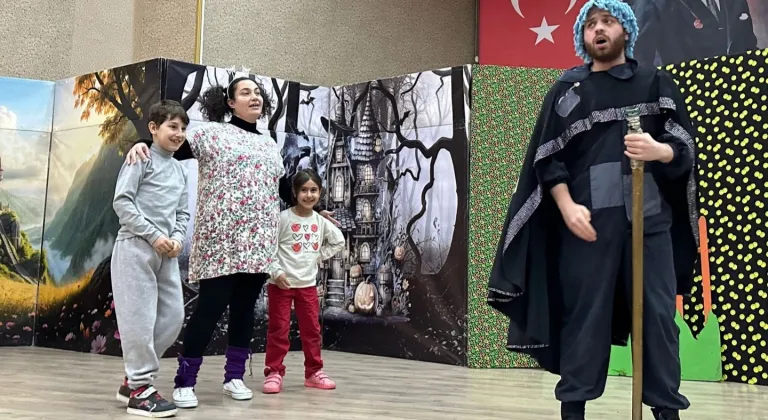 Gölcük'te Çocuklara Özel Tiyatro Şöleni: Minik Yüzler Sahneyle Gülüyor!