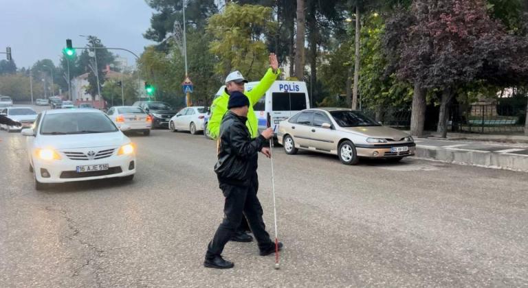 Görme engelli yayanın yardımına polis yetişti
