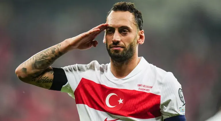 Hakan Çalhanoğlu'ndan asker selamı! Şehitlerimizi unutmadı