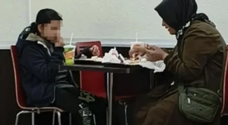 Hamburger devinde skandal! Anne ve kızı 'fakir' diye kovuldu!