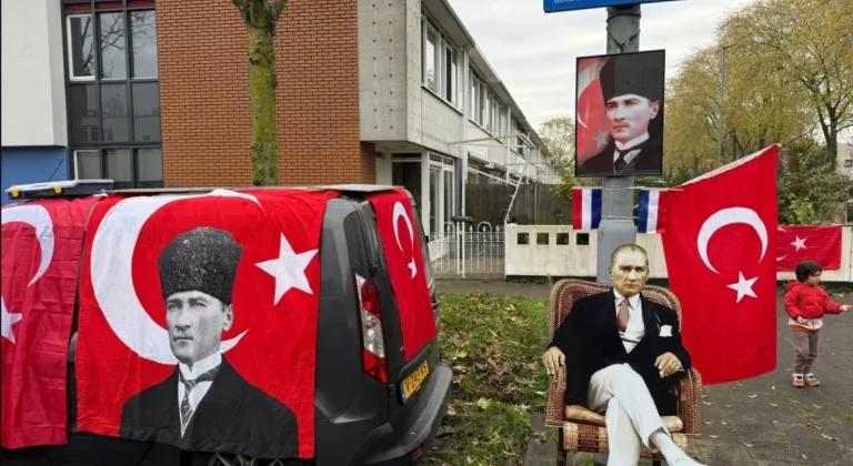 Hollanda Atatürk Sokağı'nda Ata'ya Anlamlı Anma