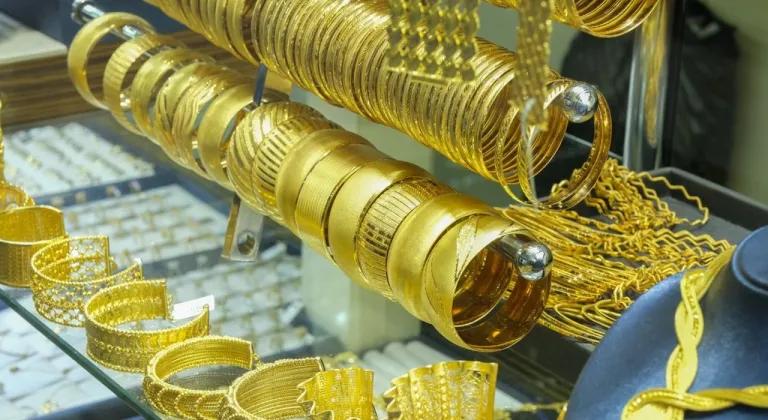 İran, ABD-İsrail savaşı piyasaları da vurdu: Altın son 1 ayın en yüksek seviyesinde