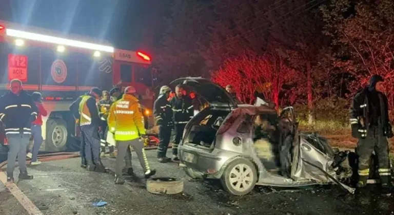 İş makinesine çarpan otomobildeki 5 kişi öldü