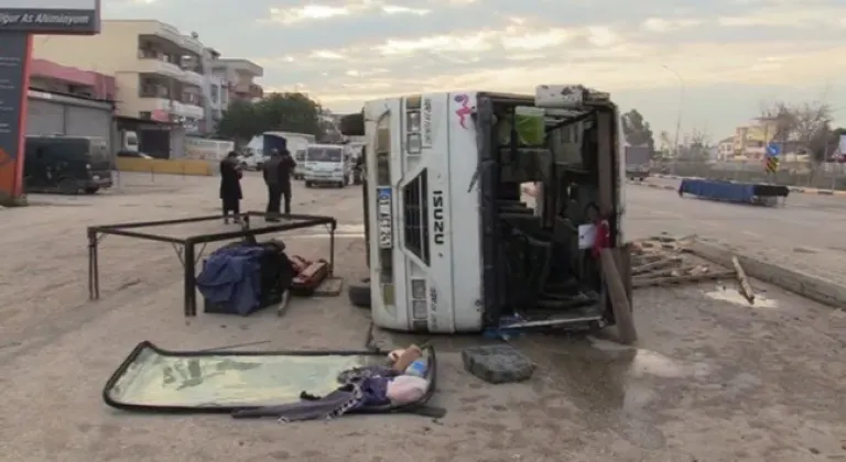 İşçileri taşıyan midibüs devrildi: 15 yaralı…