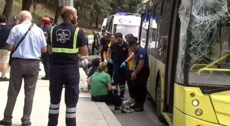 İstanbul'da TIR, otobüsün üzerine devrildi