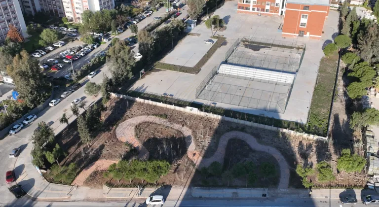 İzmir Beton Yığınlarını Yarıp Geçti: Kentin Kalbinde Yepyeni Mini Ormanlar Yaratıldı!