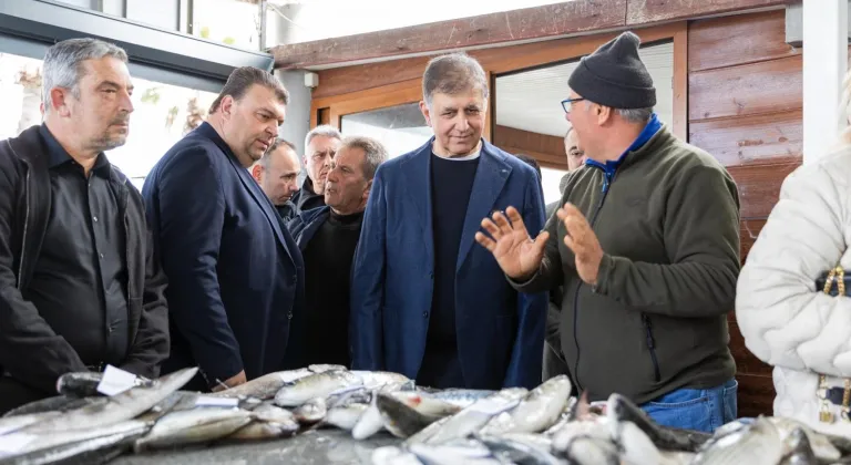 İzmir Büyükşehir'den Küçük Balıkçılara Nefes Aldıran Destek: Tekne Bakım Malzemeleriyle Üretim Güçlendi!