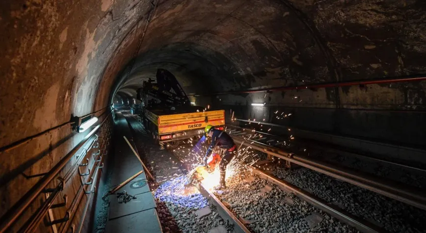 İzmir Metrosunda Güvenli Ulaşım İçin Ray Yenileme Çalışmaları Sürüyor