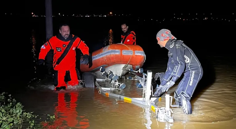 İzmir Sel Sularında Hayat Mücadelesi: İtfaiye Menemen'de Yüzlerce Canı Kurtardı!