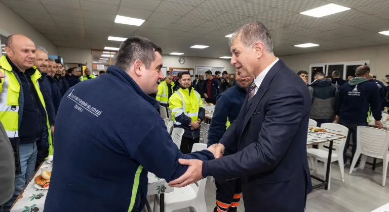 İzmir'de Başkan Tugay Mesaiye Erken Başladı: Park ve Bahçeler Çalışanlarıyla Gönül Köprüsü Kurdu!