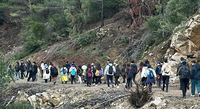 İzmir'de Gençler Buca Kaynaklar'ı Keşfetti: Sağlıklı Adımlar, Güçlü Dostluklar!