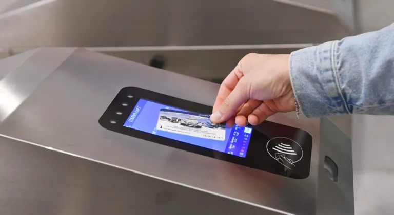 İzmir'de Toplu Ulaşımda Yepyeni Dönem: Engelli Kartları 'Özel Kart' Oldu!