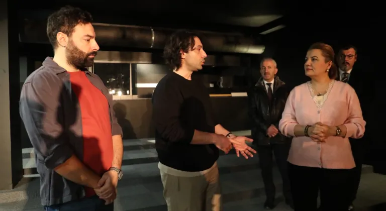 İzmit Sanatı Coşuyor: Yeni Tiyatro Salonu Kapasiteyi Üçe Katladı, Yerel Sanatçılara Kapı Açtı!