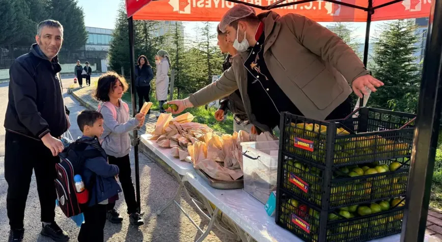 İzmit'ten öğrencilere kek ve mandalina ikramı