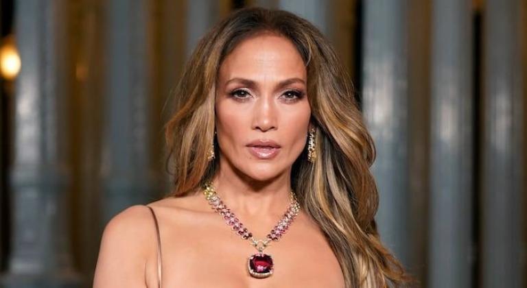 Jennifer Lopez soyundu, Instagram karıştı