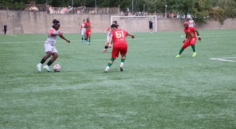 Kadın futbol maçında dehşet! Taşlı, sopalı kavga