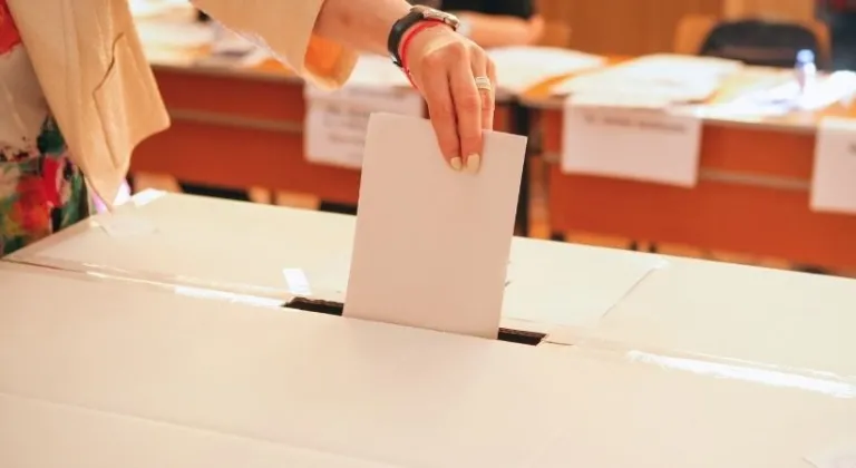 Kadınlara seçme ve seçilme hakkı ne zaman verildi ve ilk kim verdi?