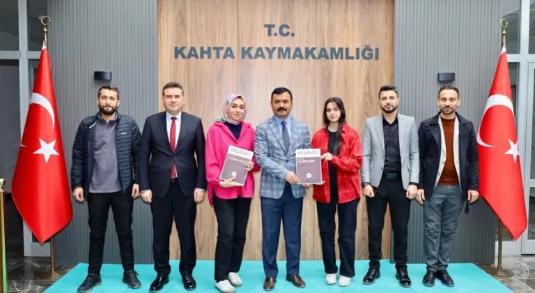 Kahta’da İnşirah Dergisi Kaymakam Soysal’a takdim edildi 