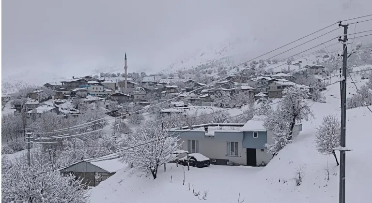 Kahta’da kar yağışı nedeniyle bazı okullarda eğitime ara verildi