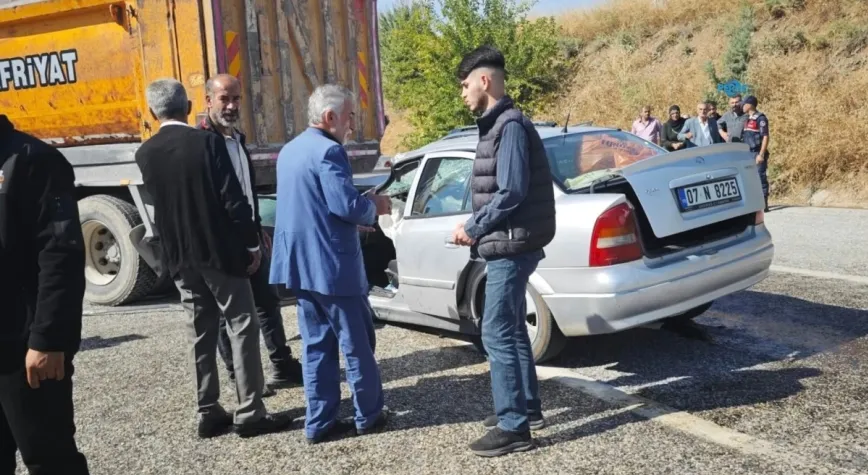 Kahta’da otomobil iş kamyonunun altına girdi: 2’si ağır 3 yaralı
