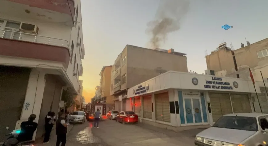 Kahta’da üç katlı evin çatısında yangın