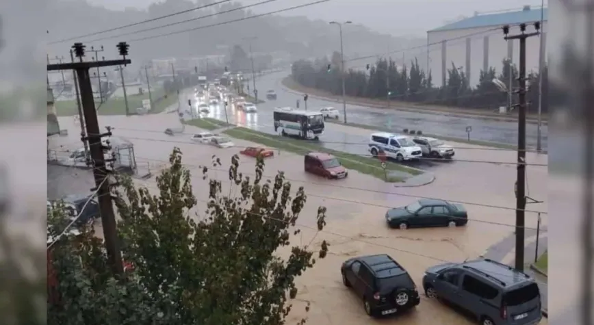 Karadeniz Ereğli’de sağanak yağış hayatı olumsuz etkiledi
