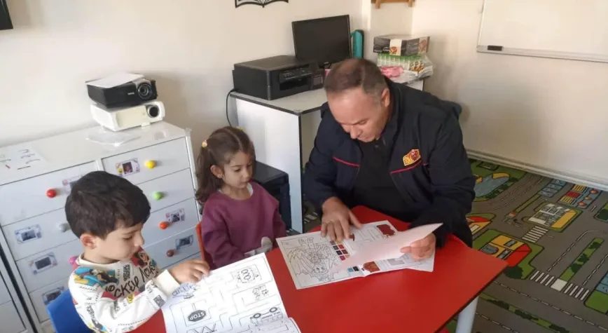 Kars itfaiye ekiplerinden minik öğrencilere yangın güvenliği eğitimi