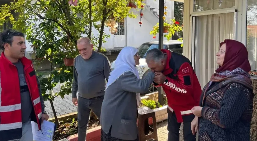 Kartepe Belediyesi Selden Etkilenen Vatandaşları Yalnız Bırakmıyor