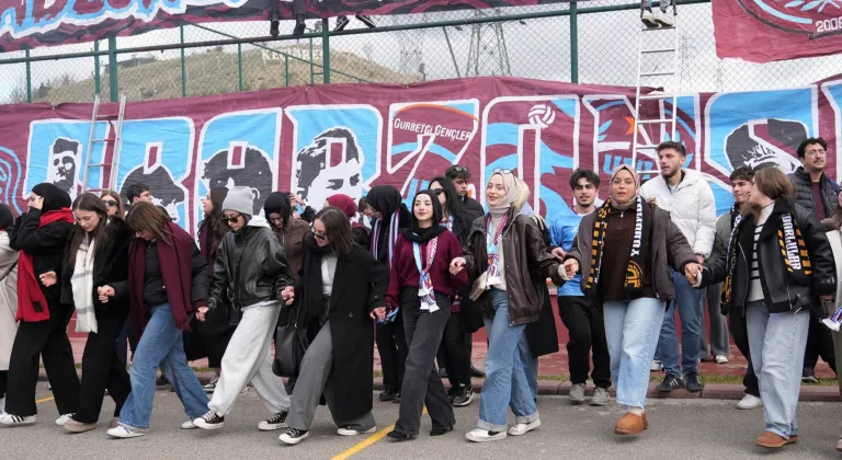 Keçiören’de üniversiteli Trabzonsporlulardan coşkulu horon festivali