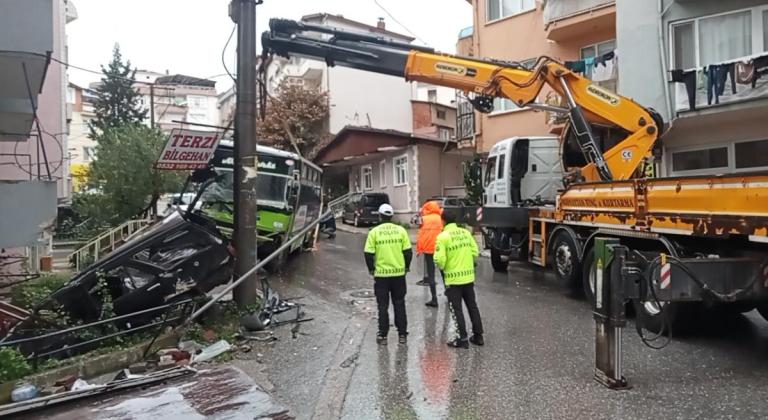 Kocaeli'de freni boşalan otobüs evin balkonuna çaptı