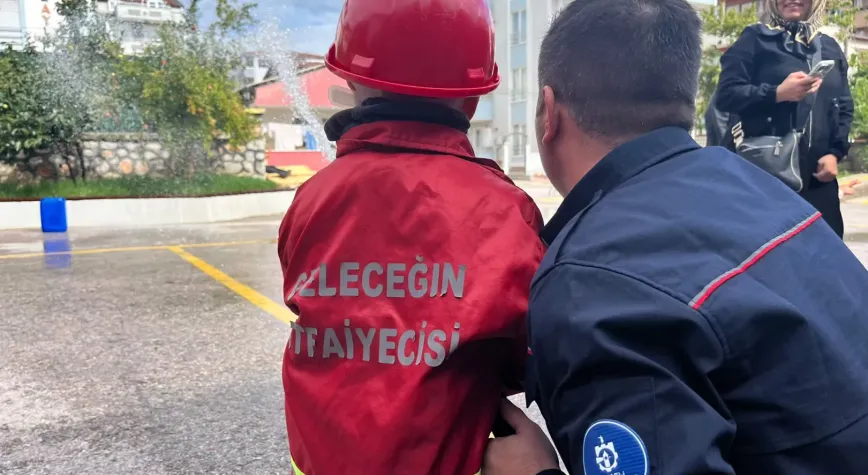 Kocaeli’de Minik Öğrenciler İtfaiyecilik Mesleğini Yakından Tanıdı