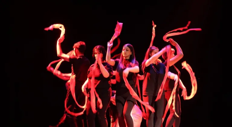 Kocaeli'de Tiyatro Coşkusu! KO-MEK Kursiyerleri Profesyonellere Taş Çıkarttı