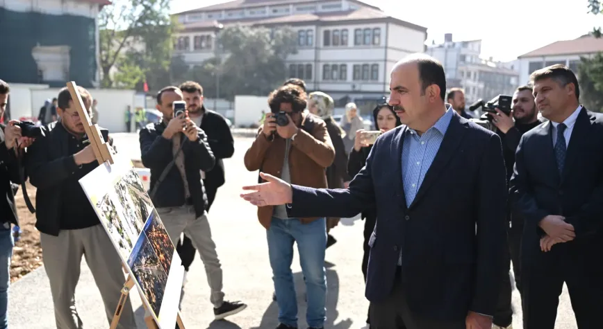 Konya Mevlana Caddesi'nde çevre düzenlemesi sürüyor