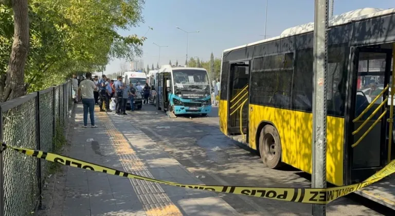 Korkutan kaza! Minibüs, duraktaki otobüse çarptı: Çok sayıda kişi yaralandı