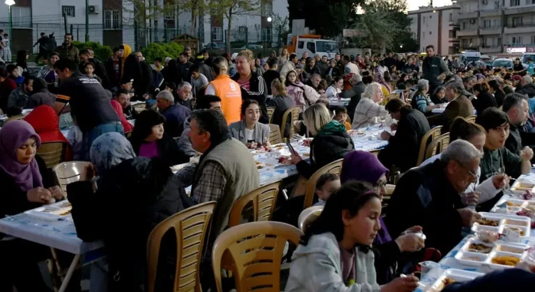 Kuşadası'nda Dev İftar Sofraları Kuruluyor! Ramazan Boyunca 18 Bin Kişilik Ücretsiz Yemek Müjdesi