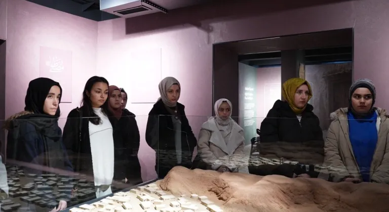 Lima öğrencileri Taş Bina’daki Siyer Sergisi’ni ziyaret etti